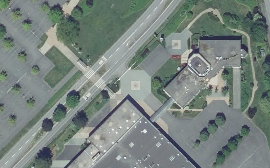 Vue aérienne du Rond-point anonyme n°663034576