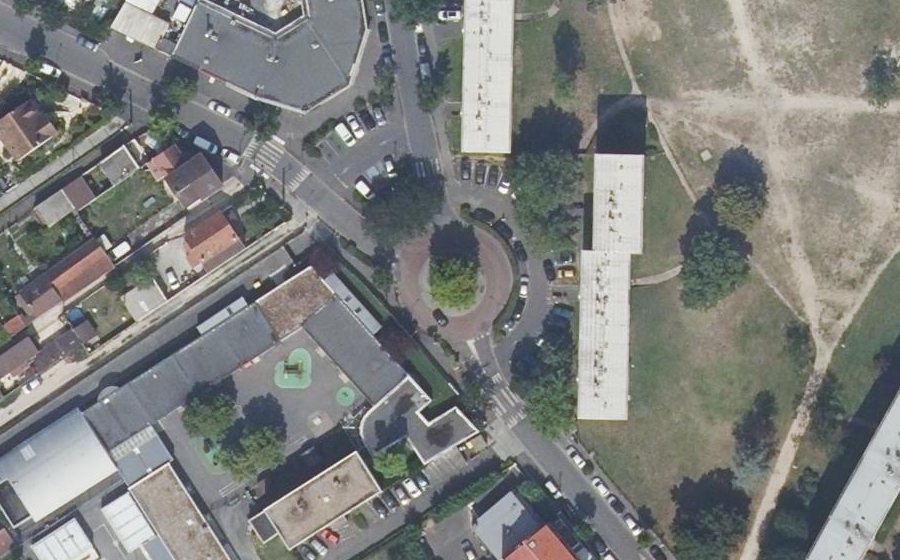 Vue aérienne du Rond-point anonyme n°66313213