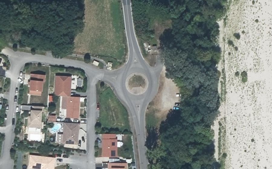 Vue aérienne du Rond-point anonyme n°663163191