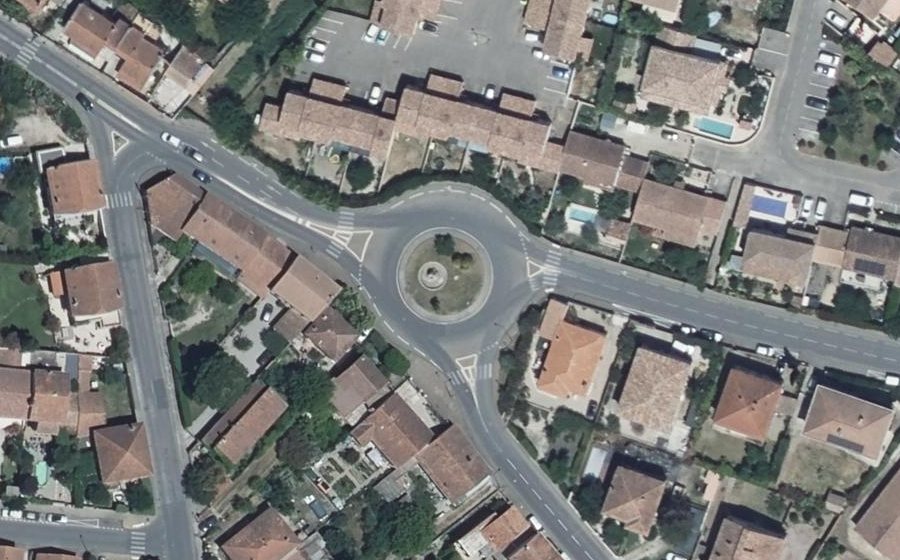 Vue aérienne du Rond-point anonyme n°663202572