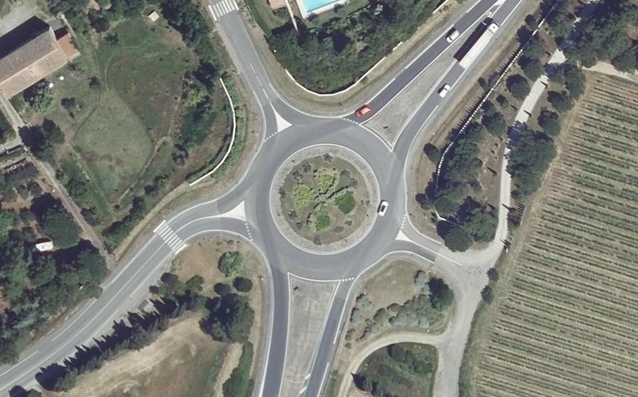 Vue aérienne du Rond-point anonyme n°66324782
