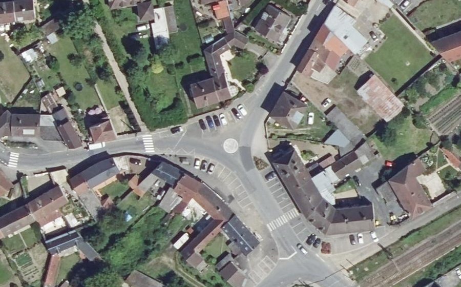 Vue aérienne du Rond-point anonyme n°663249342