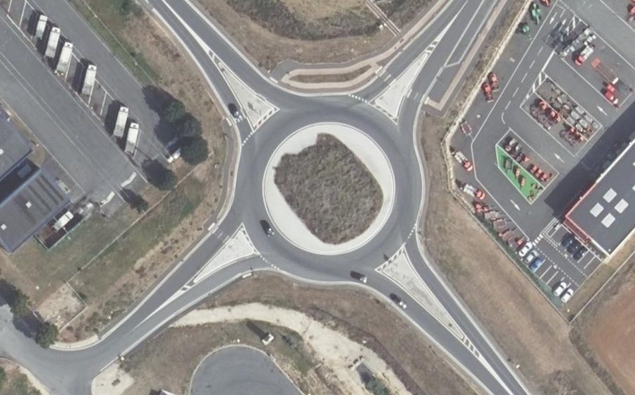 Vue aérienne du Rond-point anonyme n°663476422
