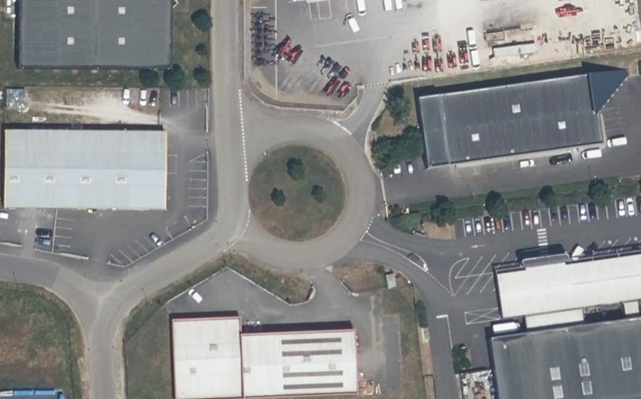 Vue aérienne du Rond-point anonyme n°66370255
