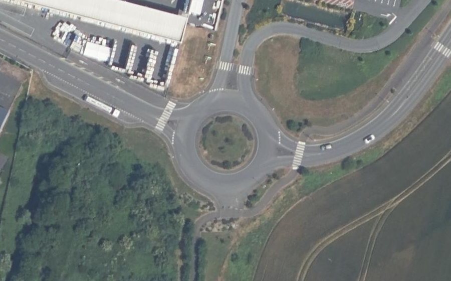 Vue aérienne du Rond-point anonyme n°663775328