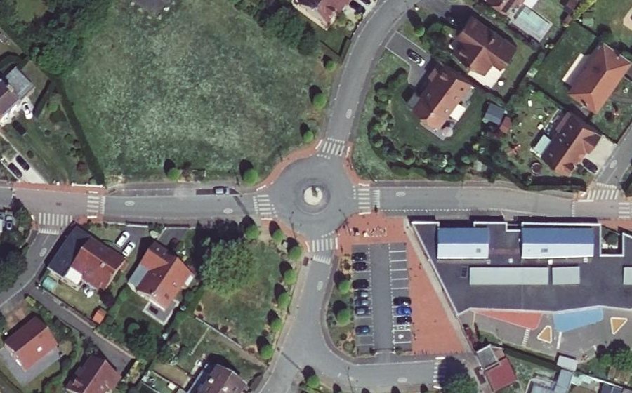 Vue aérienne du Rond-point anonyme n°663775515