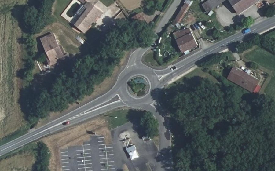 Vue aérienne du Rond-point anonyme n°66403635