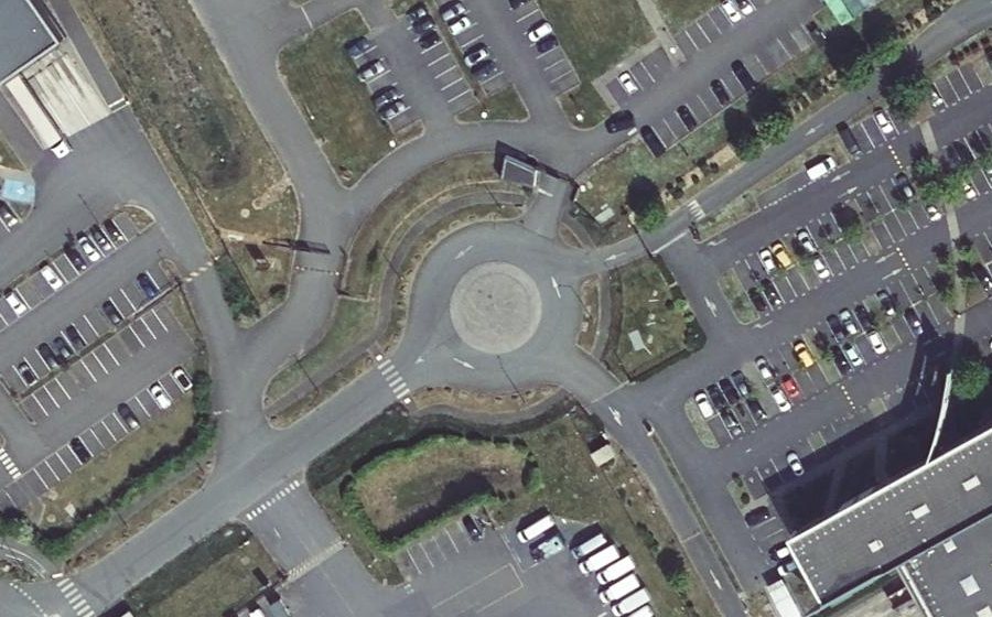 Vue aérienne du Rond-point anonyme n°664090356