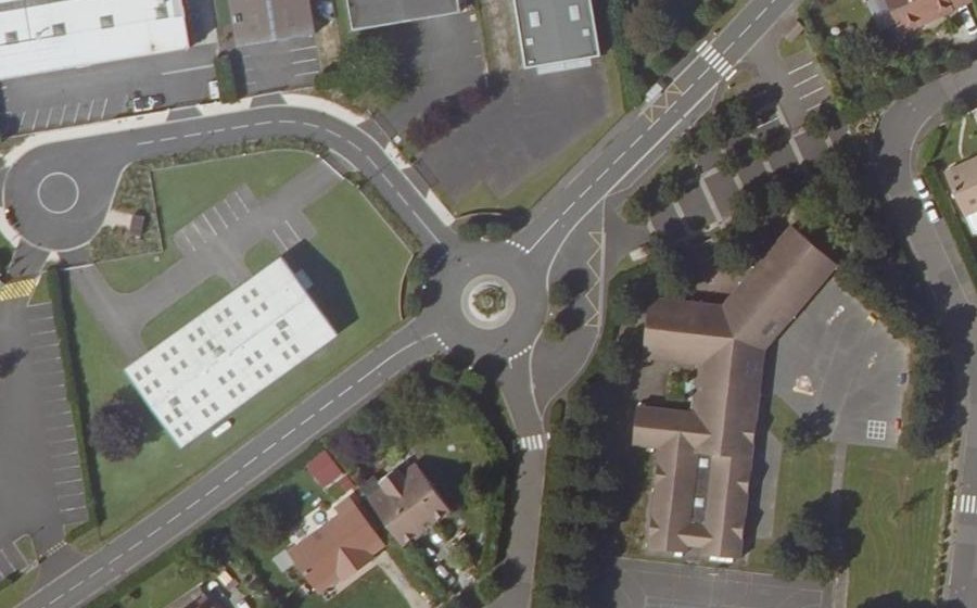 Vue aérienne du Rond-point anonyme n°664194128