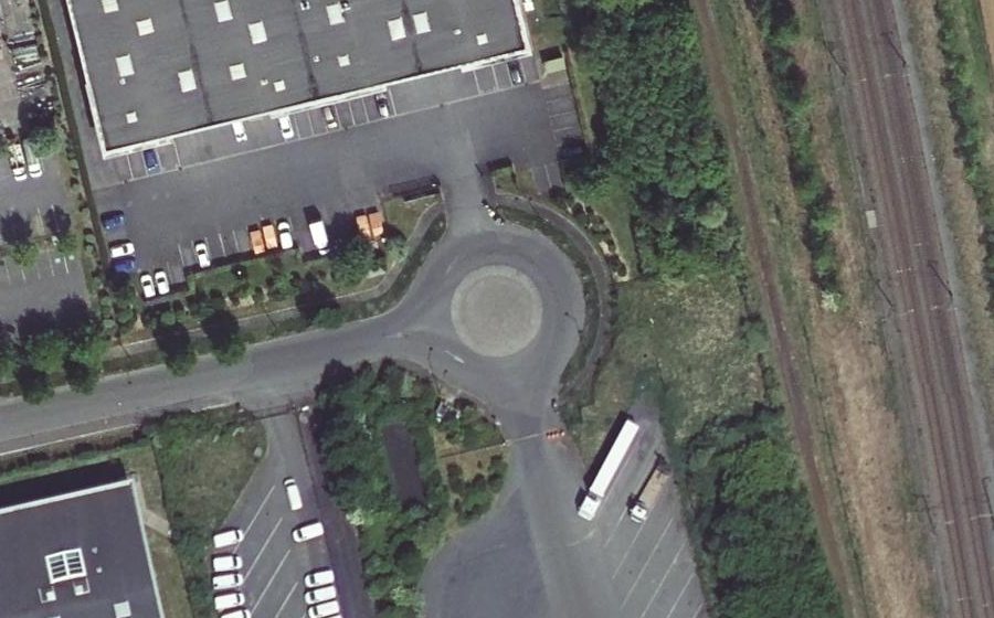 Vue aérienne du Rond-point anonyme n°664237104