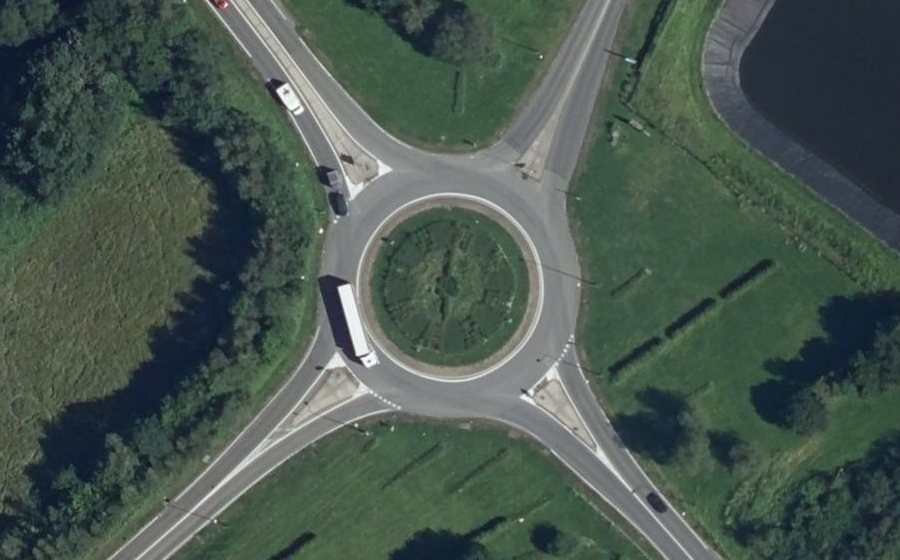 Vue aérienne du Rond-point anonyme n°66438299