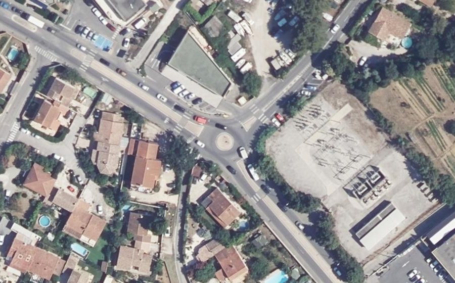 Vue aérienne du Rond-point anonyme n°664389125