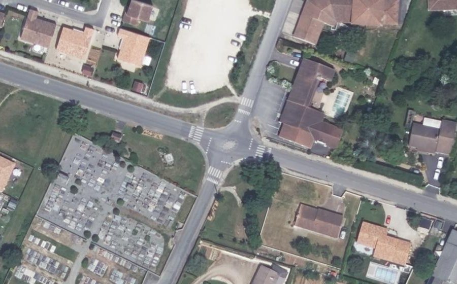 Vue aérienne du Rond-point anonyme n°664453496