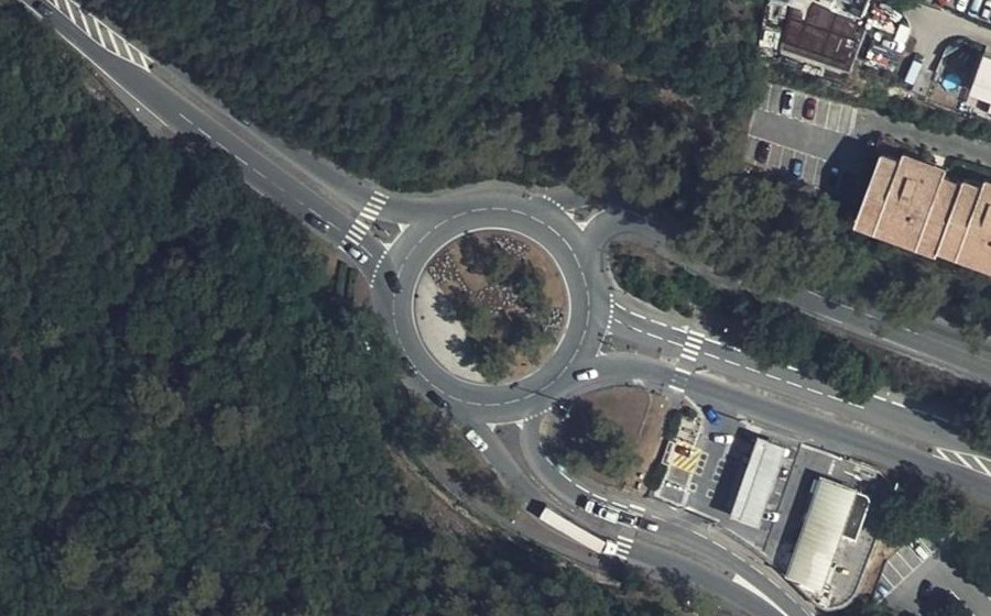 Vue aérienne du Rond-point anonyme n°664477040