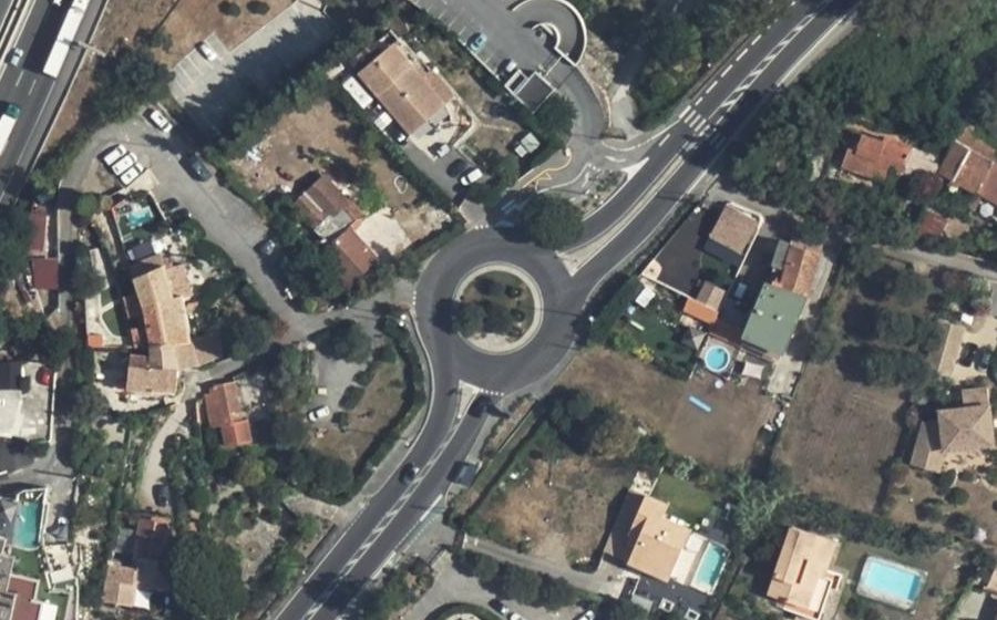 Vue aérienne du Rond-point anonyme n°664612581