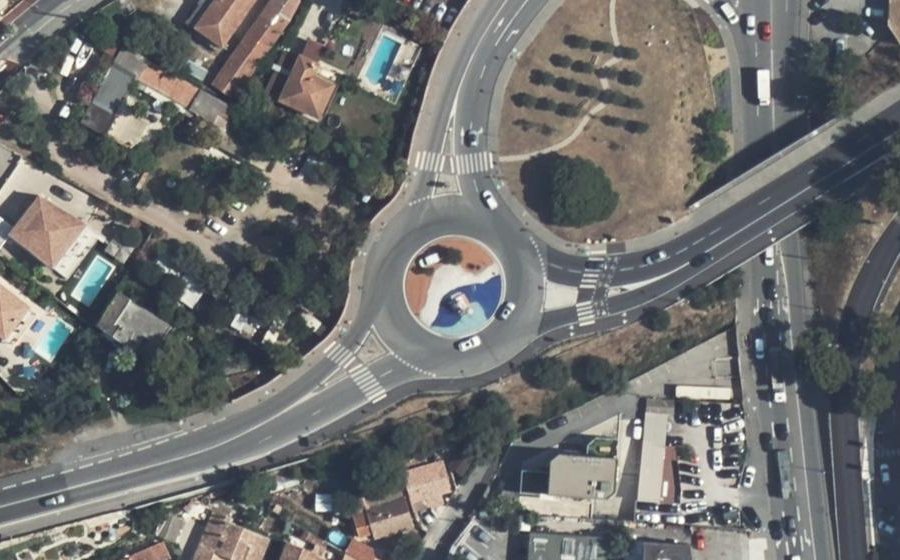 Vue aérienne du Rond-point anonyme n°664622262