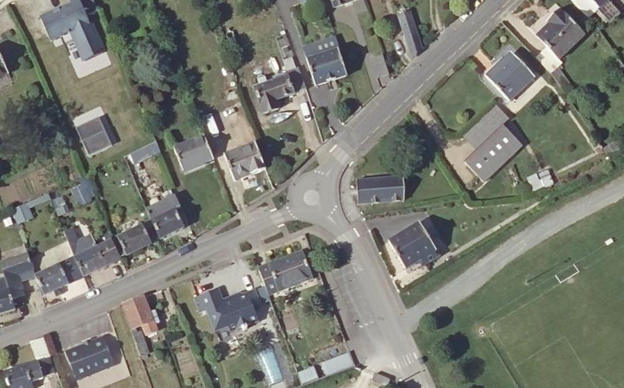Vue aérienne du Rond-point anonyme n°664726158