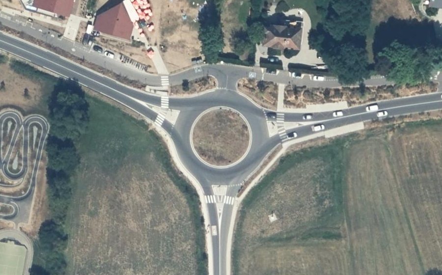 Vue aérienne du Rond-point anonyme n°664807330