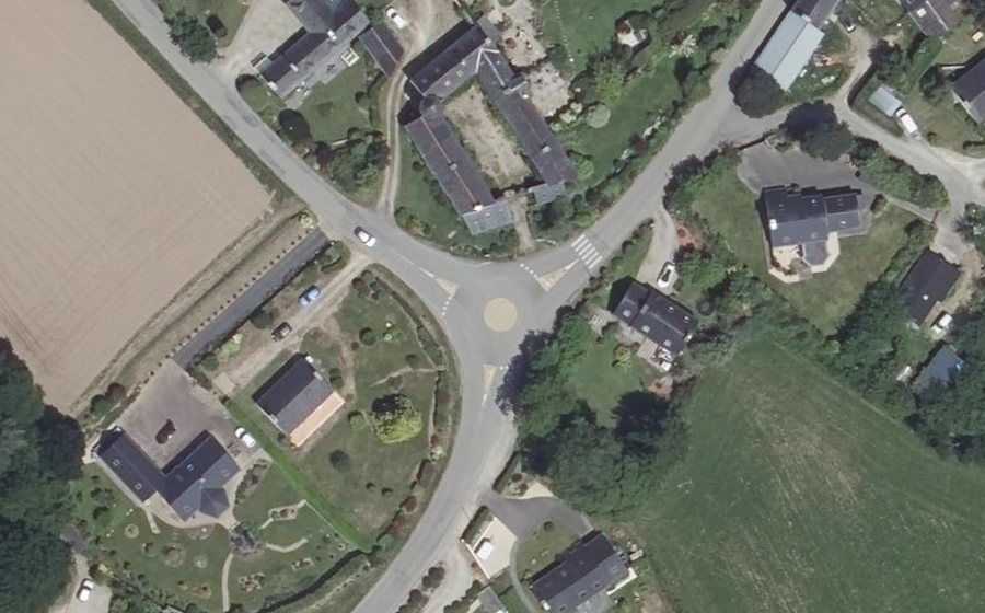Vue aérienne du Rond-point anonyme n°664829320