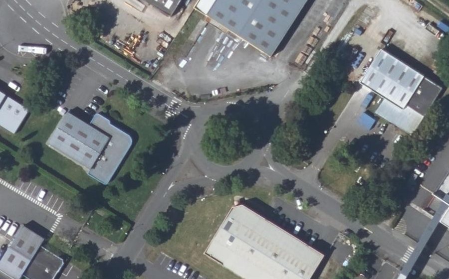 Vue aérienne du Rond-point anonyme n°664867134