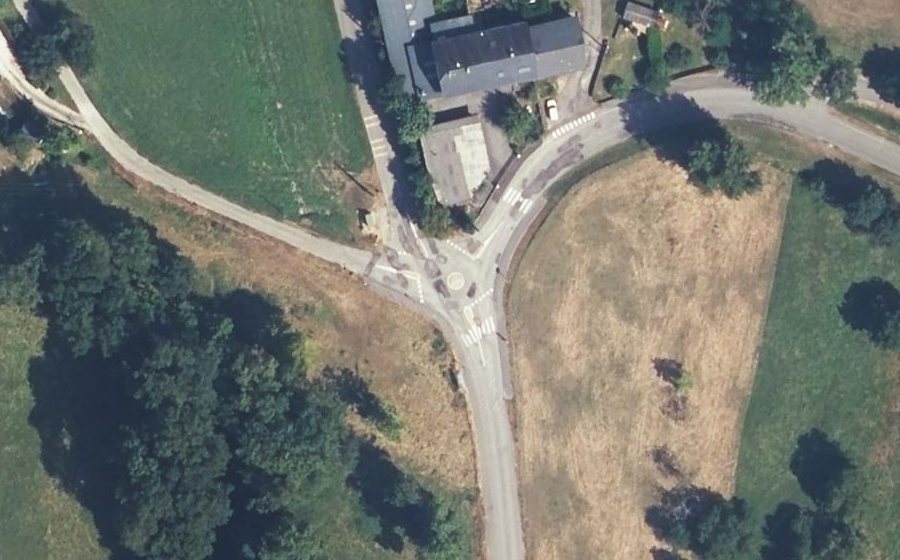 Vue aérienne du Rond-point anonyme n°664877202