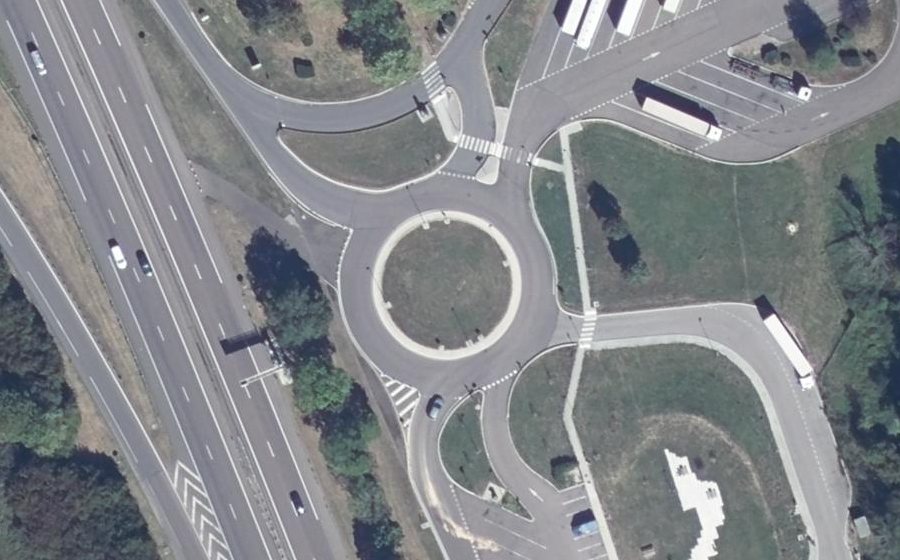 Vue aérienne du Rond-point anonyme n°664877604