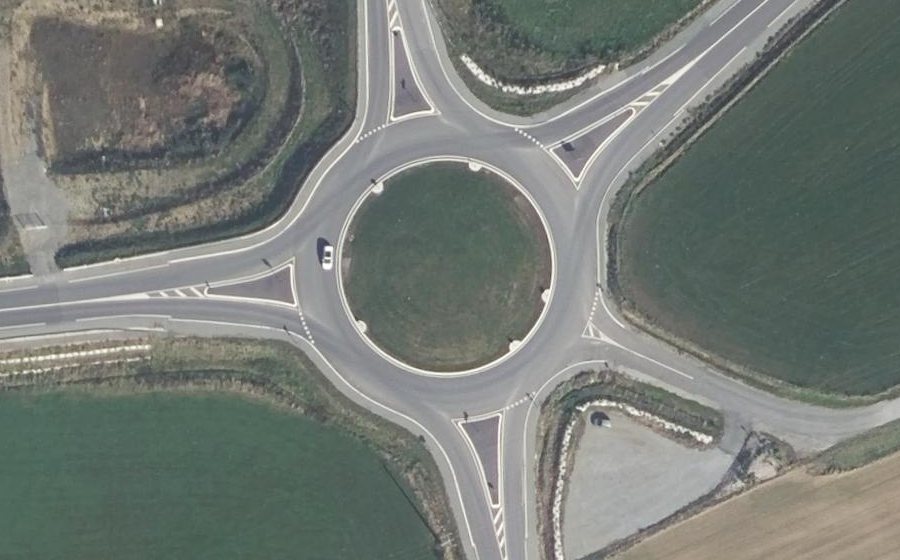 Vue aérienne du Rond-point anonyme n°664896844
