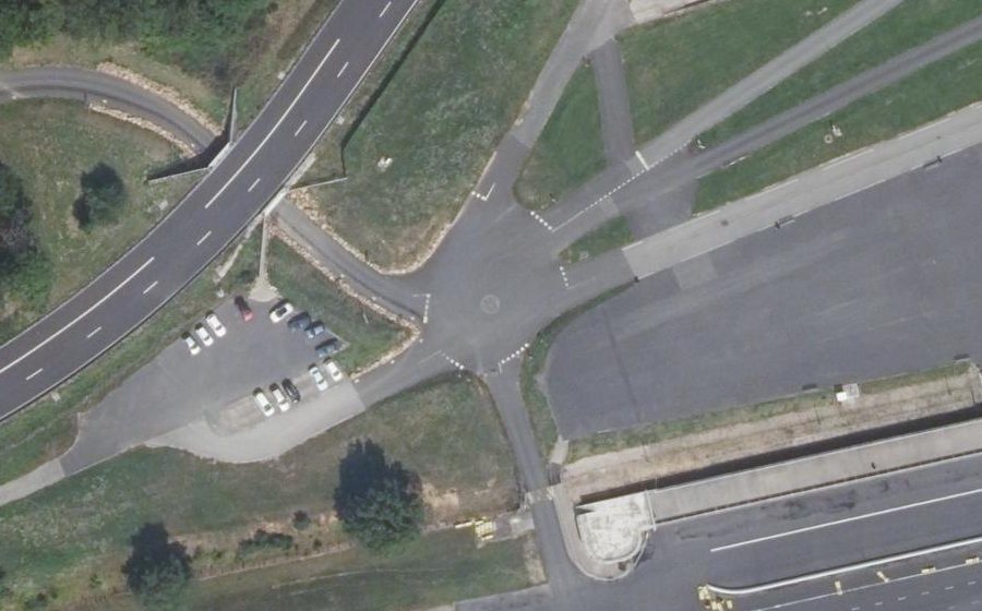 Vue aérienne du Rond-point anonyme n°665135317
