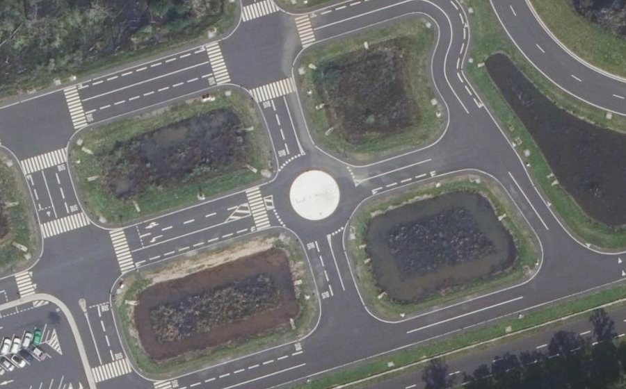 Vue aérienne du Rond-point anonyme n°665135331