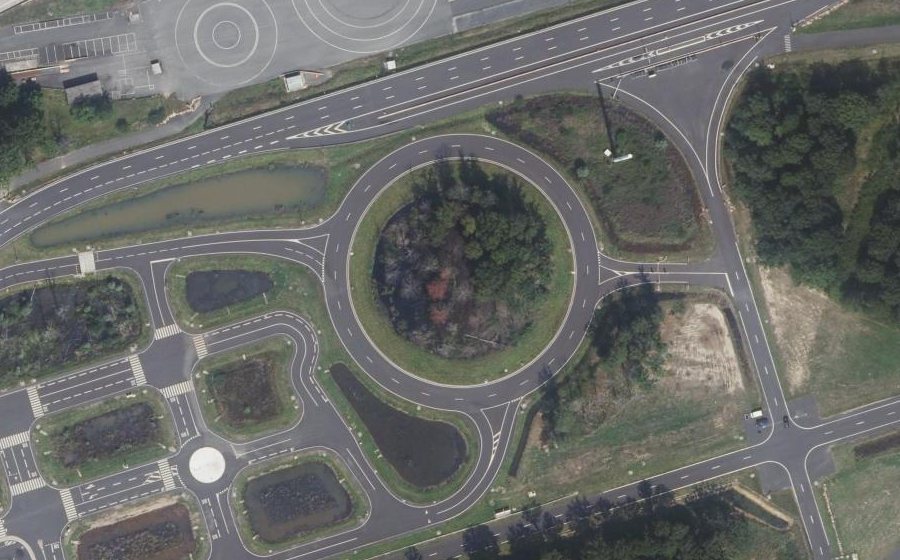 Vue aérienne du Rond-point anonyme n°665135338