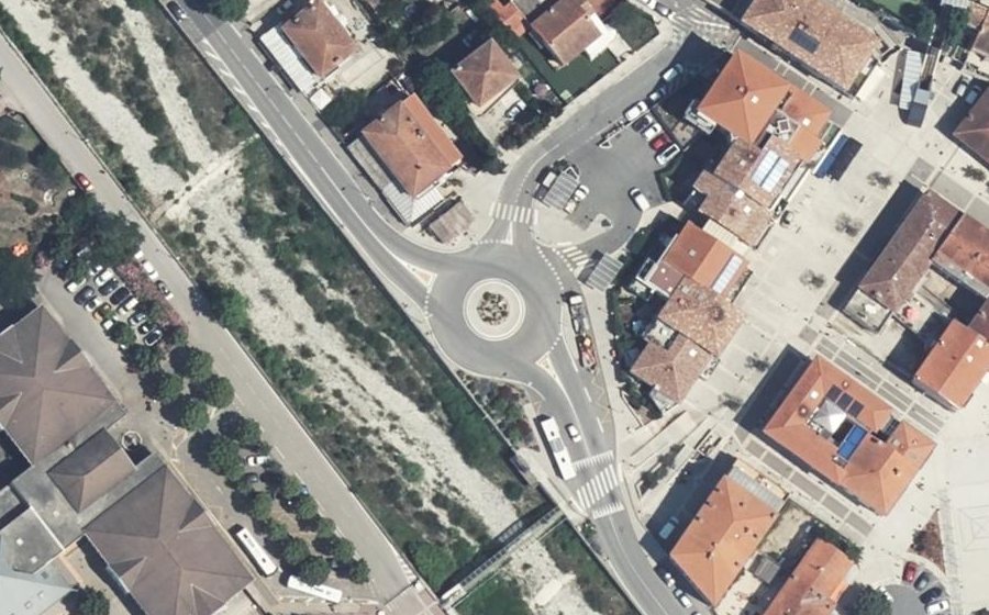 Vue aérienne du Rond-point anonyme n°665146354