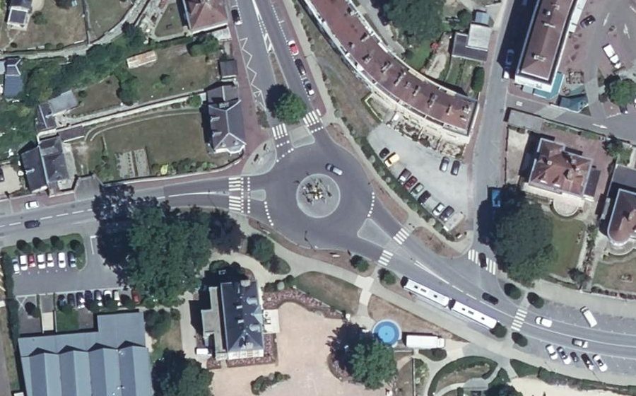 Vue aérienne du Rond-point anonyme n°665402782