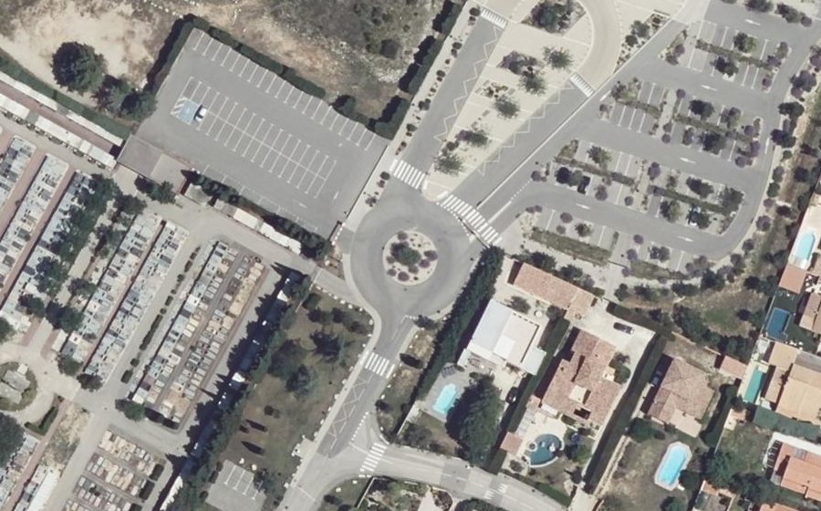 Vue aérienne du Rond-point anonyme n°665418790