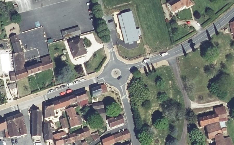 Vue aérienne du Rond-point anonyme n°665677533