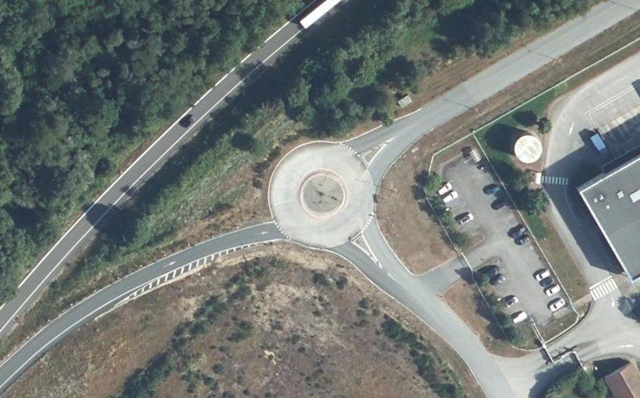Vue aérienne du Rond-point anonyme n°665880990