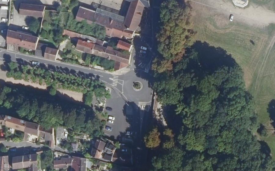 Vue aérienne du Rond-point anonyme n°666117227