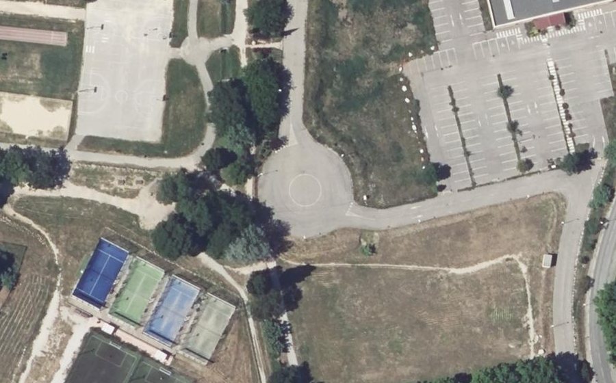 Vue aérienne du Rond-point anonyme n°666261144