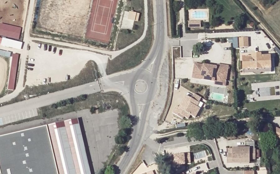 Vue aérienne du Rond-point anonyme n°666261152