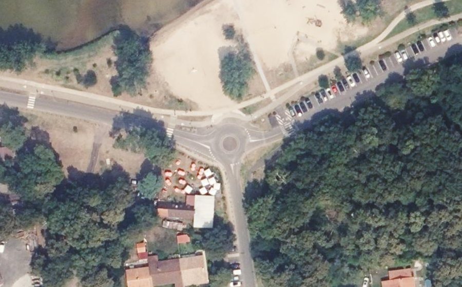 Vue aérienne du Rond-point anonyme n°666268782