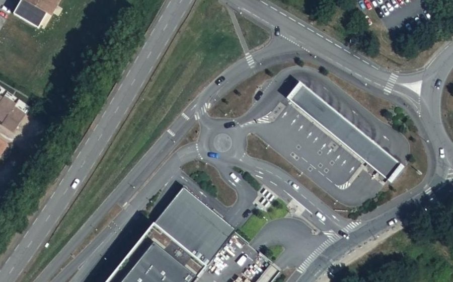 Vue aérienne du Rond-point anonyme n°666339540