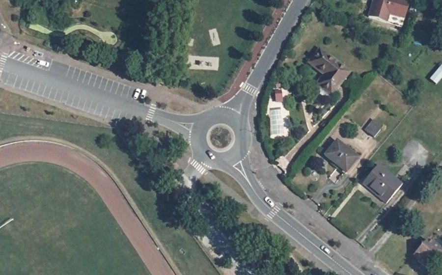Vue aérienne du Rond-point anonyme n°666373317