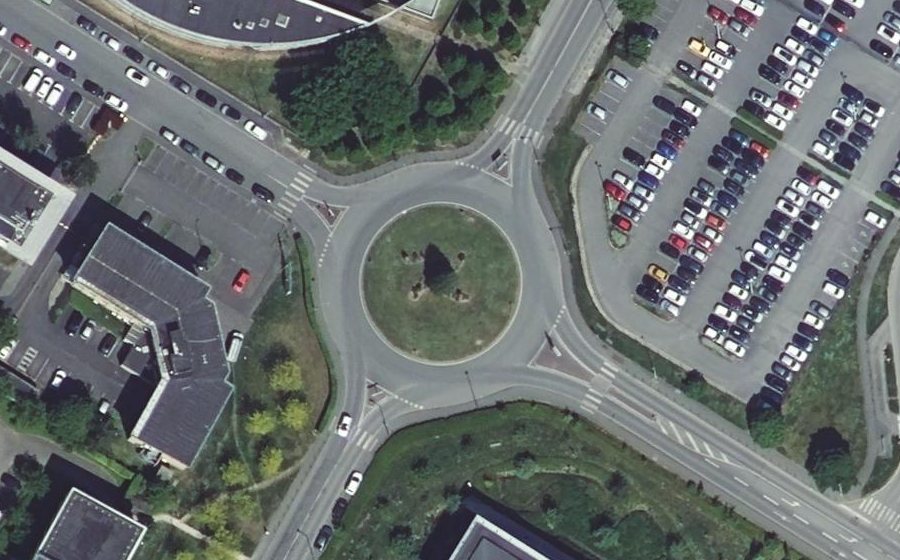 Vue aérienne du Rond-point anonyme n°666474945