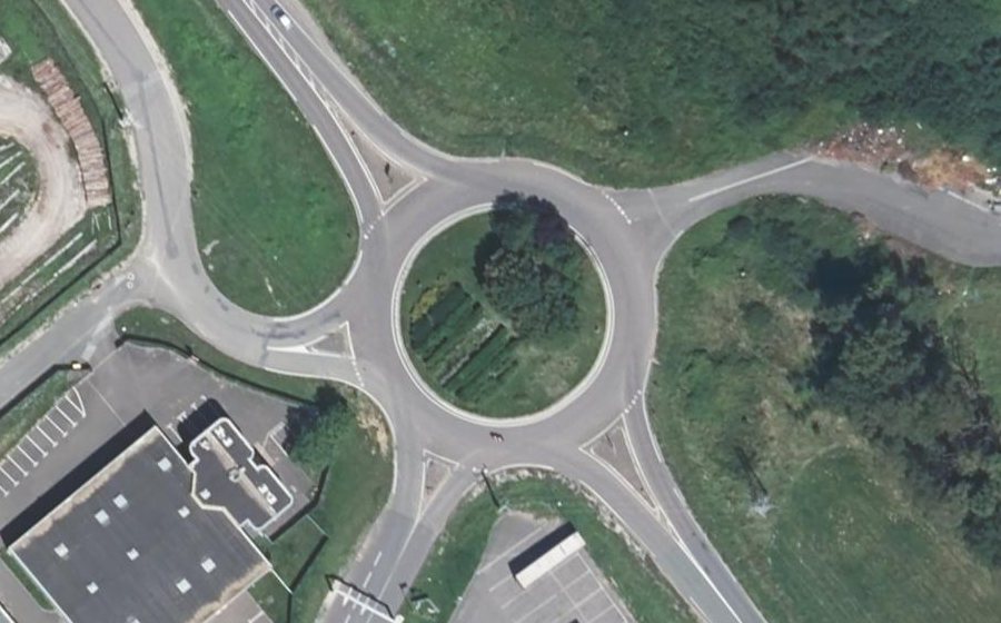 Vue aérienne du Rond-point anonyme n°66648317