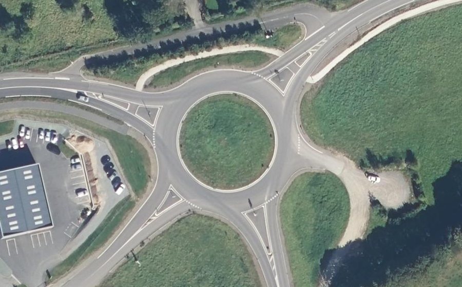 Vue aérienne du Rond-point anonyme n°666633455