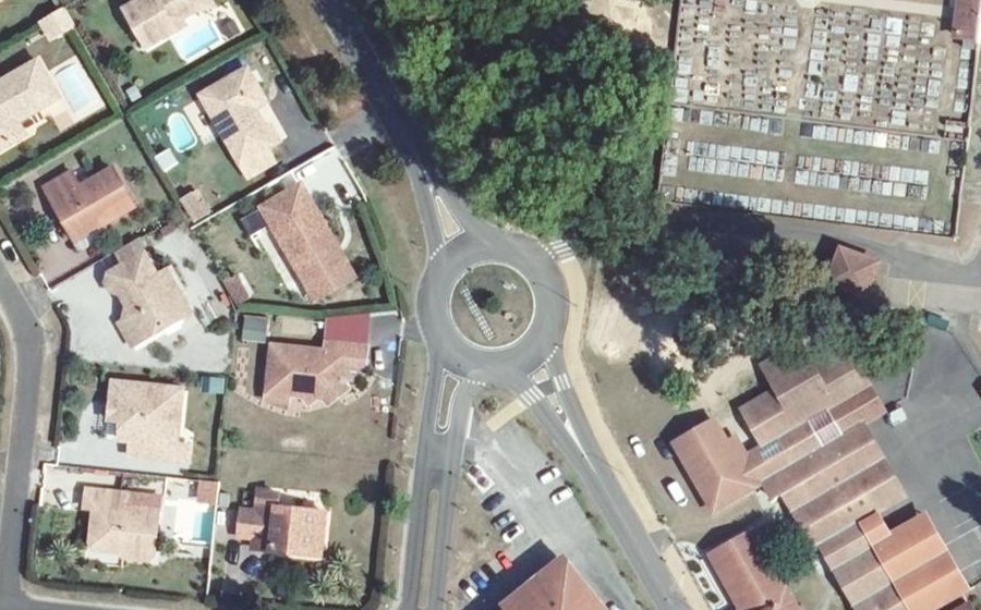 Vue aérienne du Rond-point anonyme n°666684419