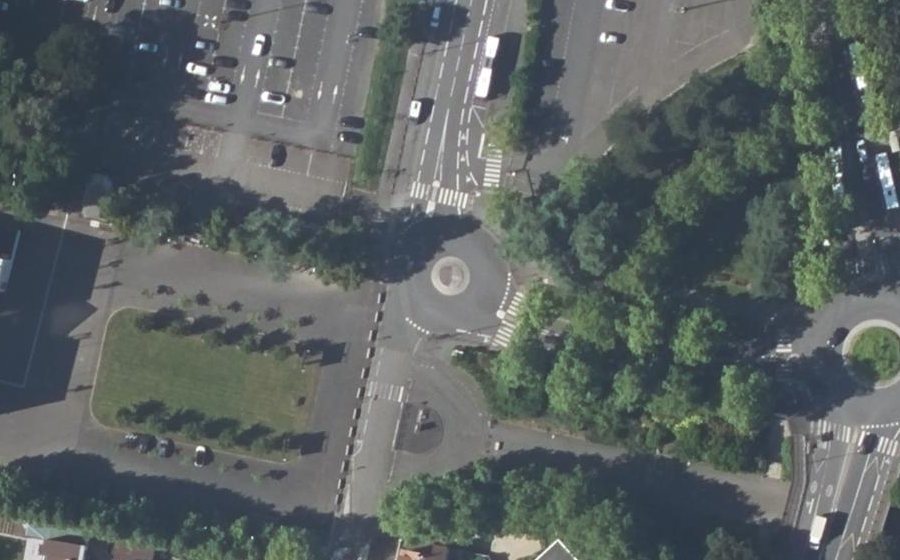 Vue aérienne du Rond-point anonyme n°666877435