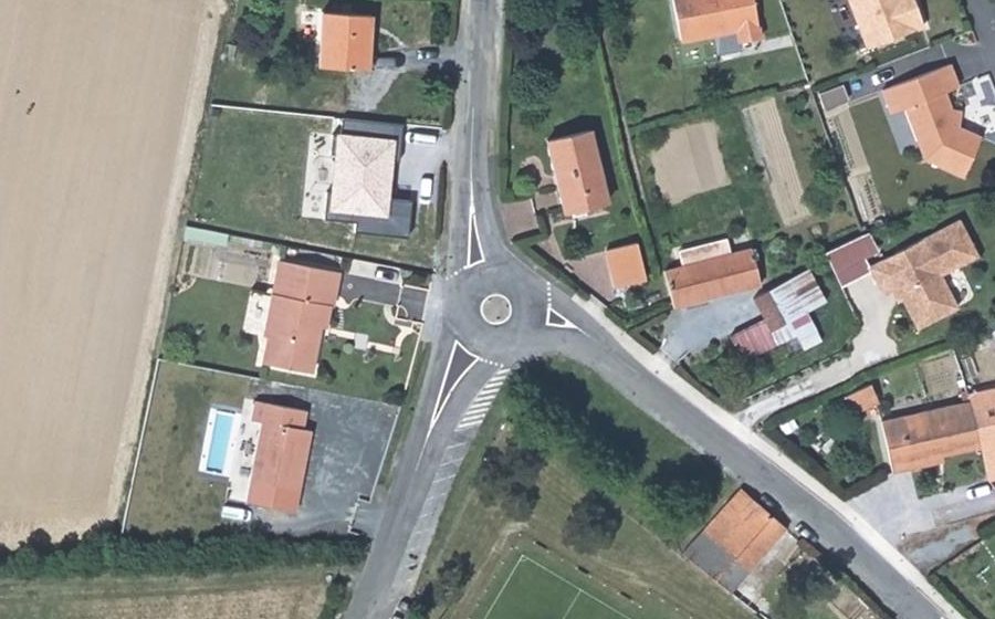 Vue aérienne du Rond-point anonyme n°666908548