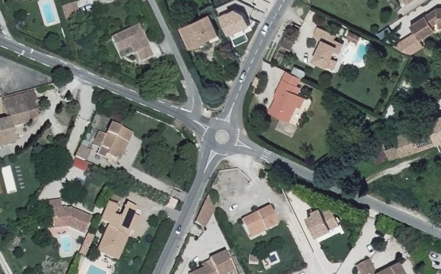 Vue aérienne du Rond-point anonyme n°666939217