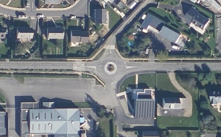 Vue aérienne du Rond-point anonyme n°667237845