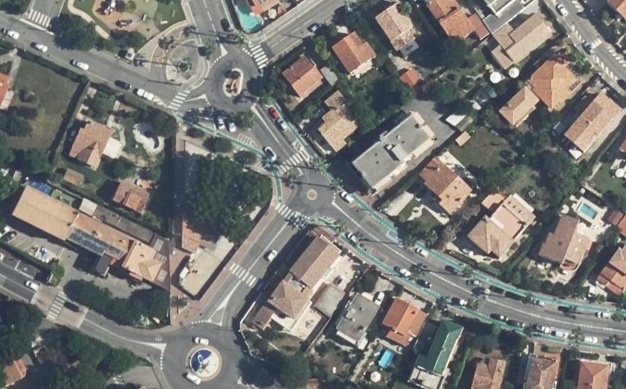 Vue aérienne du Rond-point anonyme n°667256474